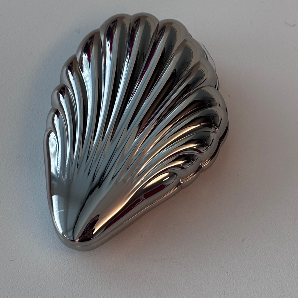 Silver Shell-Shaped Double Sided Compact Mirror - image 1